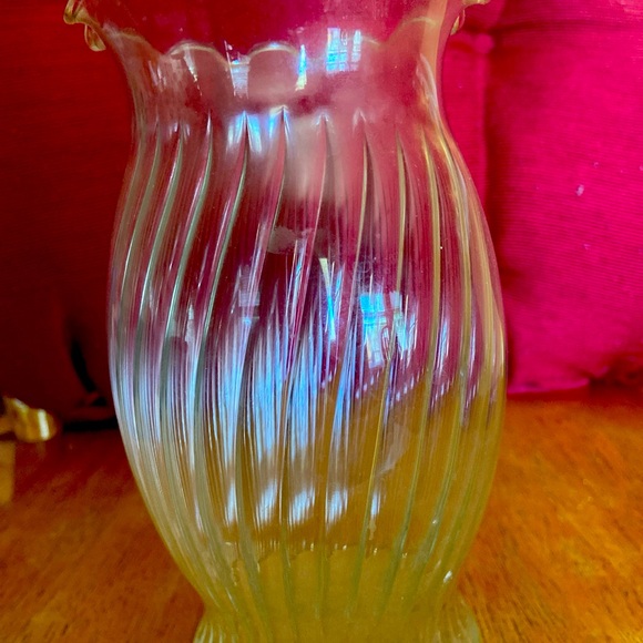 Clear Ribbd Glass Ruffle Top Flower Vase - Picture 1 of 4